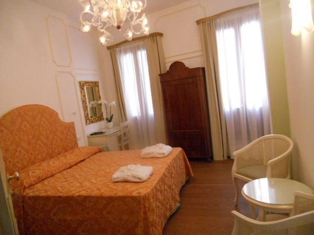 Hotel Ca' Dei Polo Venedig Zimmer foto